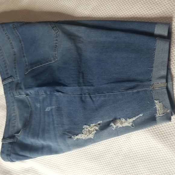 SHEIN CURVE JEAN SHORTS SIZE 3X IN BLUE FRAYED FRONT AND HEM - Picture 7 of 8